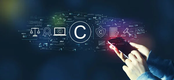 Copyright concept met persoon die smartphone gebruikt — Stockfoto