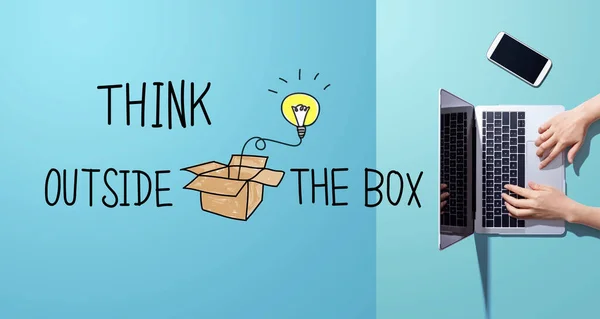 Tänk utanför boxen med en person som arbetar med bärbar dator — Stockfoto
