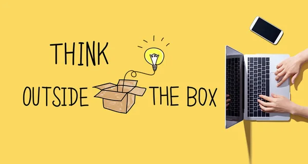 Tänk utanför boxen med en person som arbetar med bärbar dator — Stockfoto