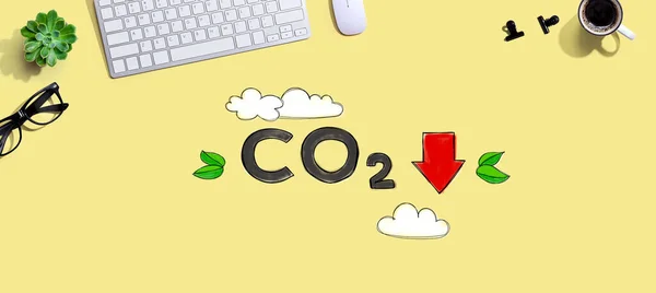 Зменшити концепцію CO2 за допомогою комп'ютерної клавіатури — стокове фото