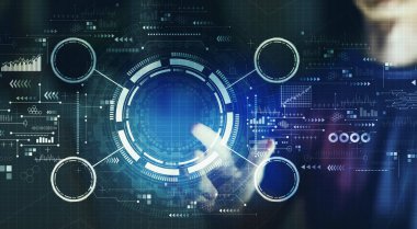 Geceleyin genç bir adamla teknoloji çemberi.