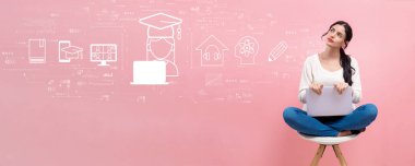 Dizüstü bilgisayar kullanan bir kadınla uzaklık öğrenme teması