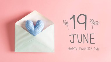 Babalar Günü mesajı mavi kalp yastığıyla.