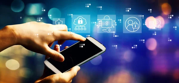 Concetto di sicurezza dei dati con persona che utilizza smartphone — Foto Stock