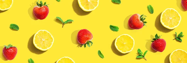 Limões e morangos frescos com hortelã — Fotografia de Stock