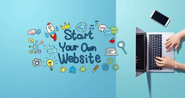 Comece seu próprio site com a pessoa que trabalha com laptop — Fotografia de Stock