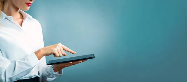 Donna d'affari utilizzando un tablet — Foto Stock