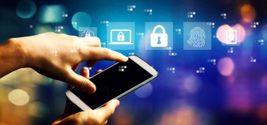 Akıllı telefon kullanan kişi ile internet ağı güvenliği kavramı