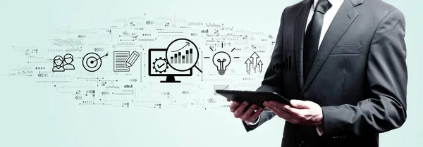 Marknadsföringsstrategi koncept med affärsman som håller en tablett — Stockfoto
