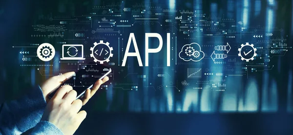 API แนวคิดอินเทอร์เฟซการเขียนโปรแกรมแอปพลิเคชันกับบุคคลที่ใช้สมาร์ทโฟน — ภาพถ่ายสต็อก