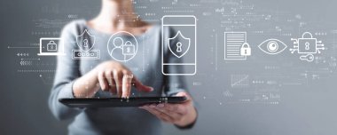 Tablet kullanan bir kadınla veri gizliliği kavramı