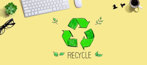 Recykling z klawiaturą komputerową — Zdjęcie stockowe