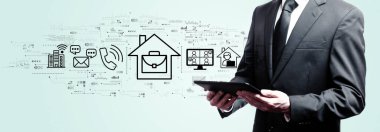 Bir tablet bilgisayar tutan işadamı ile iletişim teması