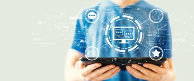 Tablet bilgisayar kullanan genç bir adamla sosyal medya teması