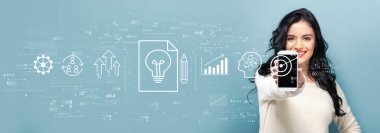 Elinde akıllı bir telefon tutan genç bir kadının başarı teması.