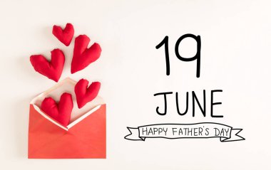 Babalar Günü mesajı. Zarftan kırmızı kalp minderleri çıkıyor.