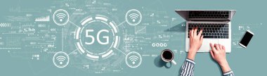 Bir dizüstü bilgisayar kullanan kişi ile 5G ağı