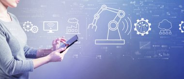 Tablet bilgisayar kullanan bir iş kadınıyla akıllı endüstri kavramı