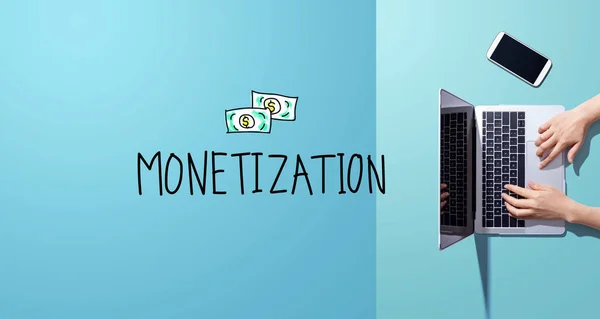 Monetarisering Med Person Som Arbetar Med Bärbar Dator — Stockfoto