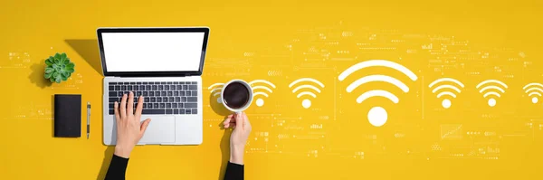 Tema Wifi Con Persona Che Utilizza Computer Portatile — Foto Stock