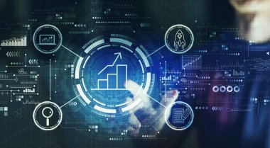 Genç adamın geceleyin dijital ekrana dokunduğu iş büyümesi analizi