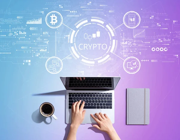 Crypto Trading Motyw Osobą Korzystającą Laptopa — Zdjęcie stockowe