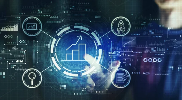 Genç adamın geceleyin dijital ekrana dokunduğu iş büyümesi analizi