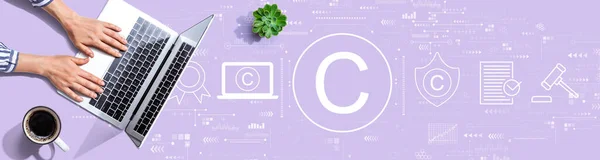 Copyright Concept Met Persoon Die Een Laptop Computer Gebruikt — Stockfoto