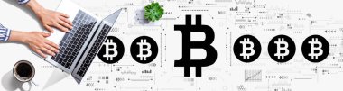 Bir dizüstü bilgisayar kullanan kişi ile Bitcoin teması