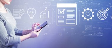 Tablet bilgisayar kullanan bir iş kadınıyla proje yönetimi teması