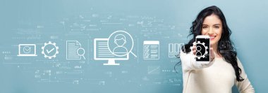 Elinde akıllı telefon tutan genç bir kadının belge yönetim sistemi konsepti