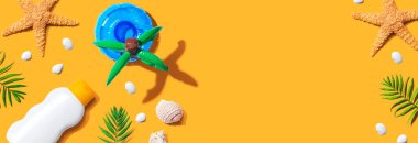 Deniz yıldızlı ve deniz kabuklu güneş kremi şişesi.