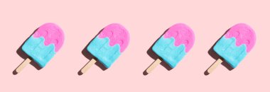 Pembe ve mavi buzlu şekerleme.