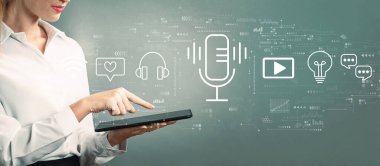 Bir tablet bilgisayar kullanan iş kadınının podcast teması