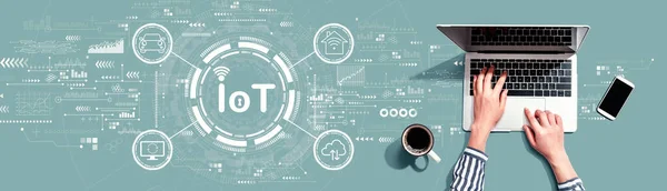 Тема Iot Людиною Яка Використовує Ноутбук — стокове фото