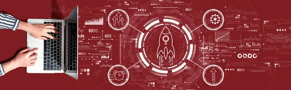 Dizüstü bilgisayar kullanan kişi ile hızlı büyüme kavramı