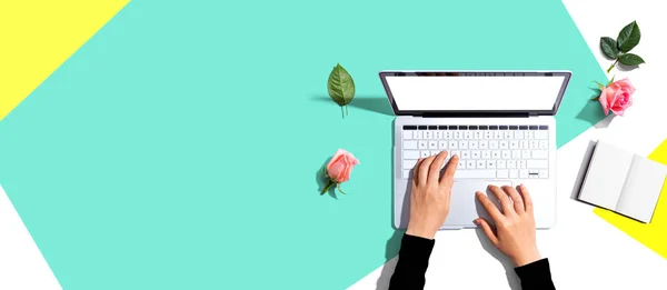 Kobieta Korzystająca Laptopa Różowymi Różami Flat Lay — Zdjęcie stockowe