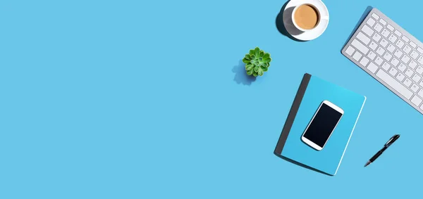 Bureau Items Toetsenbord Smartphone Koffie Een Pen Een Bureau Van — Stockfoto