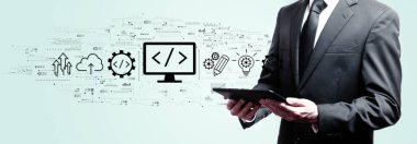 İnternet geliştirme kavramı, iş adamının elinde tablet bilgisayar tutması