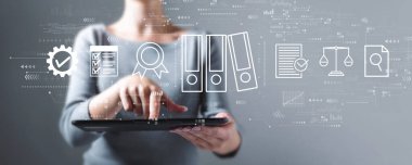 Bir tablet bilgisayar kullanan iş kadın ile uyum Tema