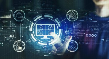 Geceleri dijital ekrana dokunan genç bir adamla çevrimiçi buluşma teması