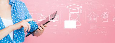 Tablet bilgisayar kullanan genç bir bayanla uzaklık öğrenme teması