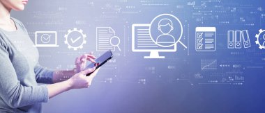 Tablet bilgisayar kullanan bir iş kadınının belge yönetim sistemi kavramı