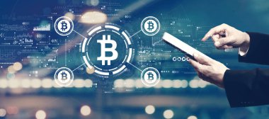 Bir tablet bilgisayar kullanarak iş adamı ile Bitcoin teması