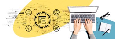 Dizüstü bilgisayar kullanan kişi ile proje yönetimi teması