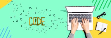 Bir dizüstü bilgisayar kullanan kişi ile kod