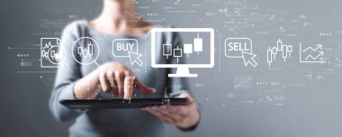 Tablet bilgisayar kullanan bir iş kadınıyla borsa teması