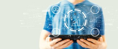 Tablet bilgisayar kullanan genç bir adamla içerik pazarlama kavramı