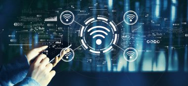 Akıllı telefon kullanan kişi ile eş teması