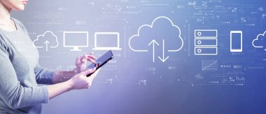 Bir tablet bilgisayar kullanan iş kadın ile bulut